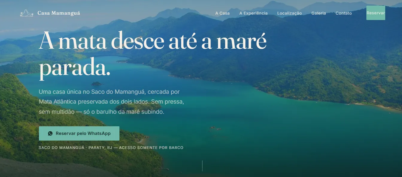Página inicial do site da Casa Mamanguá, com a baía ao fundo.